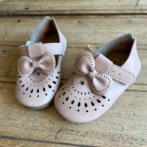 Baby shoes size 22 measurements in photos. Adorable soft pink